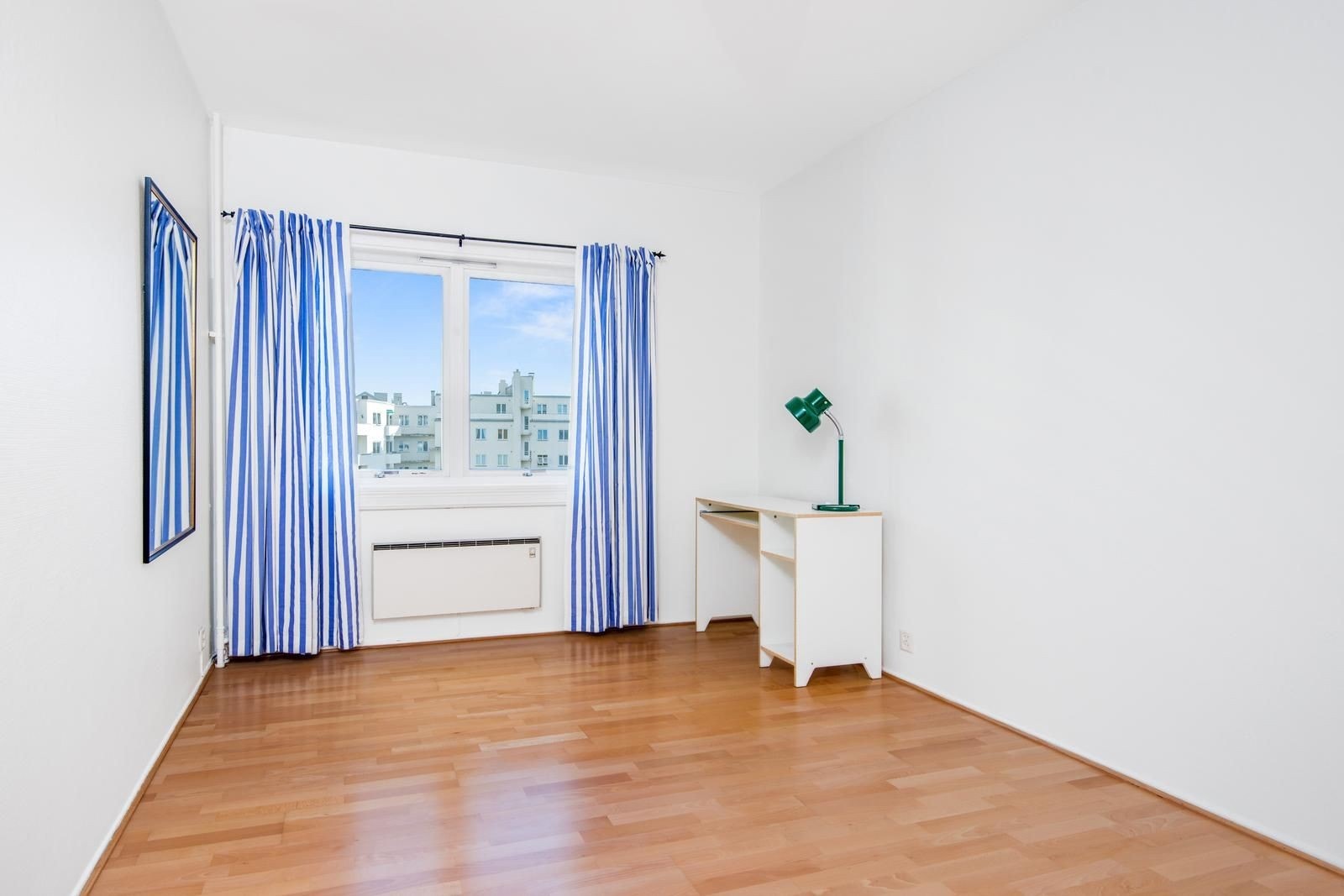 Soverom med plass til dobbeltseng. Vender mot bakside av bygget. Galleribilde