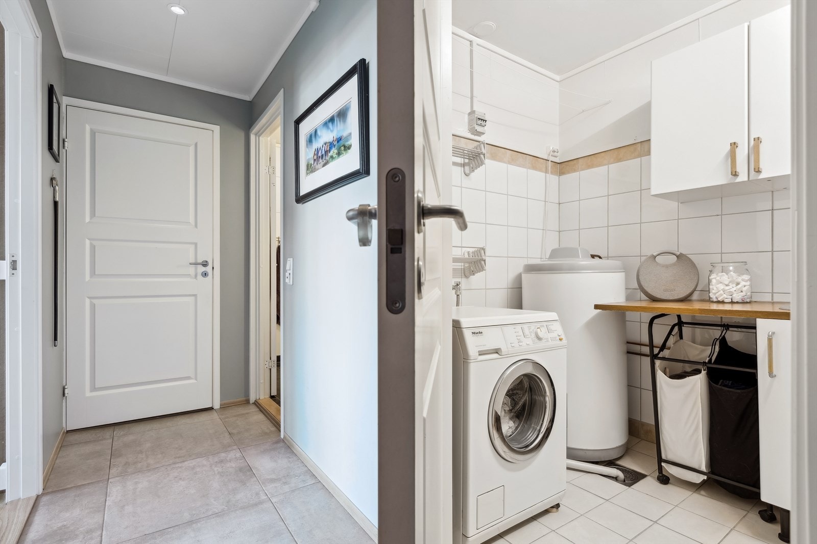 Boligen har et eget vaskerom med skyllekum og varmtvannsbereder i tillegg til opplegg for vaskemaskin. Galleribilde