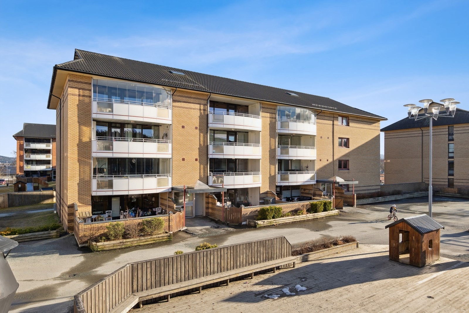 Området byr på et rikt fritidstilbud, med treningssenter like i nærheten. For den turglade er det kort vei til turstier i Flatåsmarka og Bymarka. Galleribilde