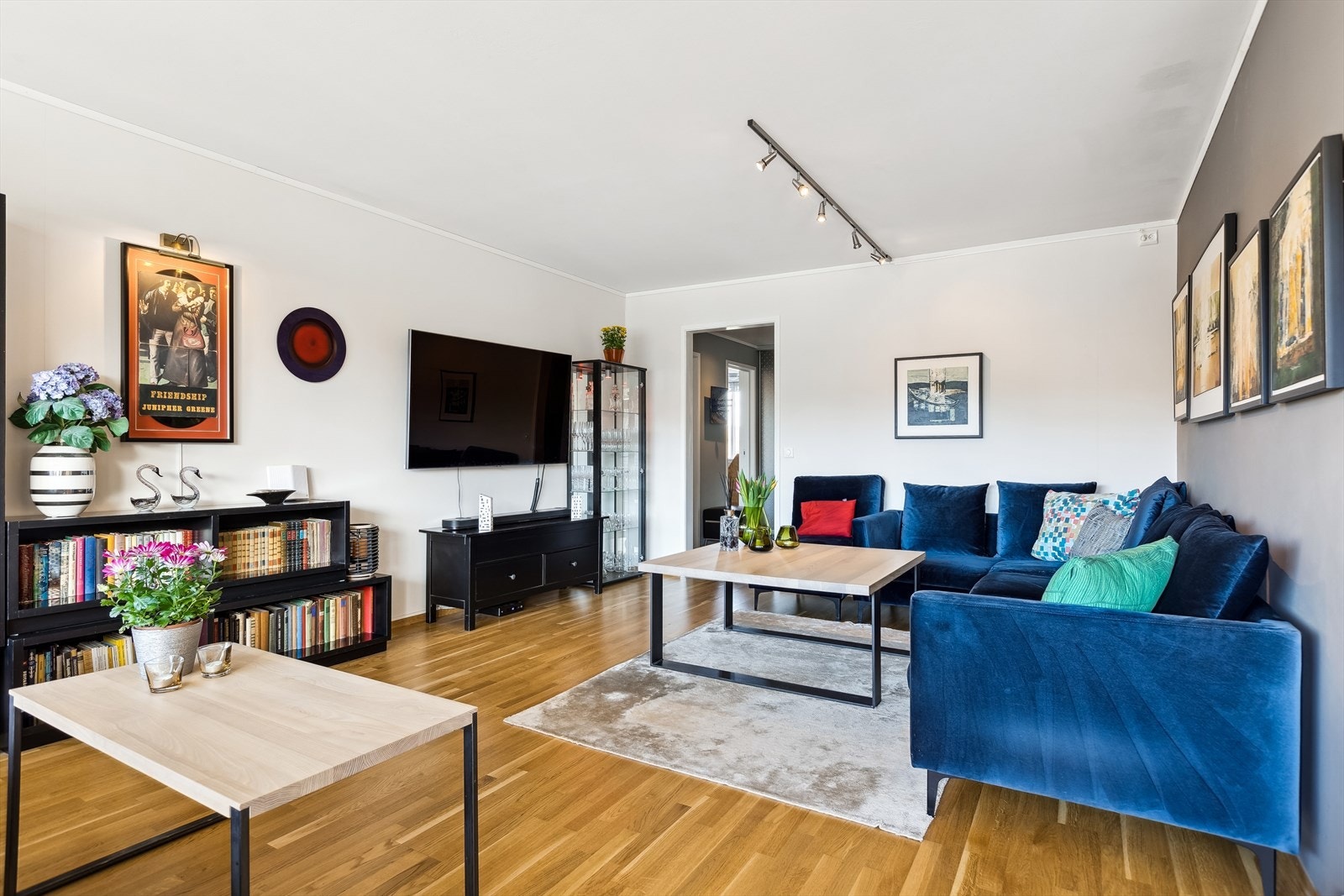 Rommet innbyr til både hverdagskos og sosiale sammenkomster. Galleribilde