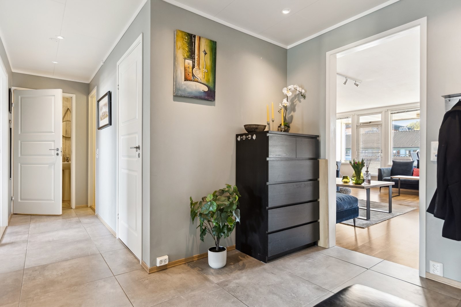 Leiligheten er godt oppvarmet via elektrisitet med gulvvarme på bad. Galleribilde