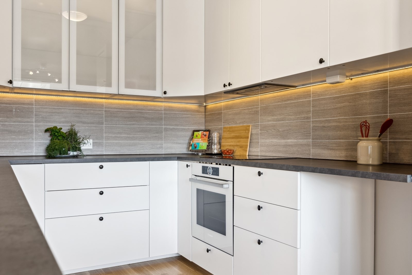 Kjøkkenet har integrerte hvitevarer som stekeovn, oppvaskmaskin og platetopp. Galleribilde