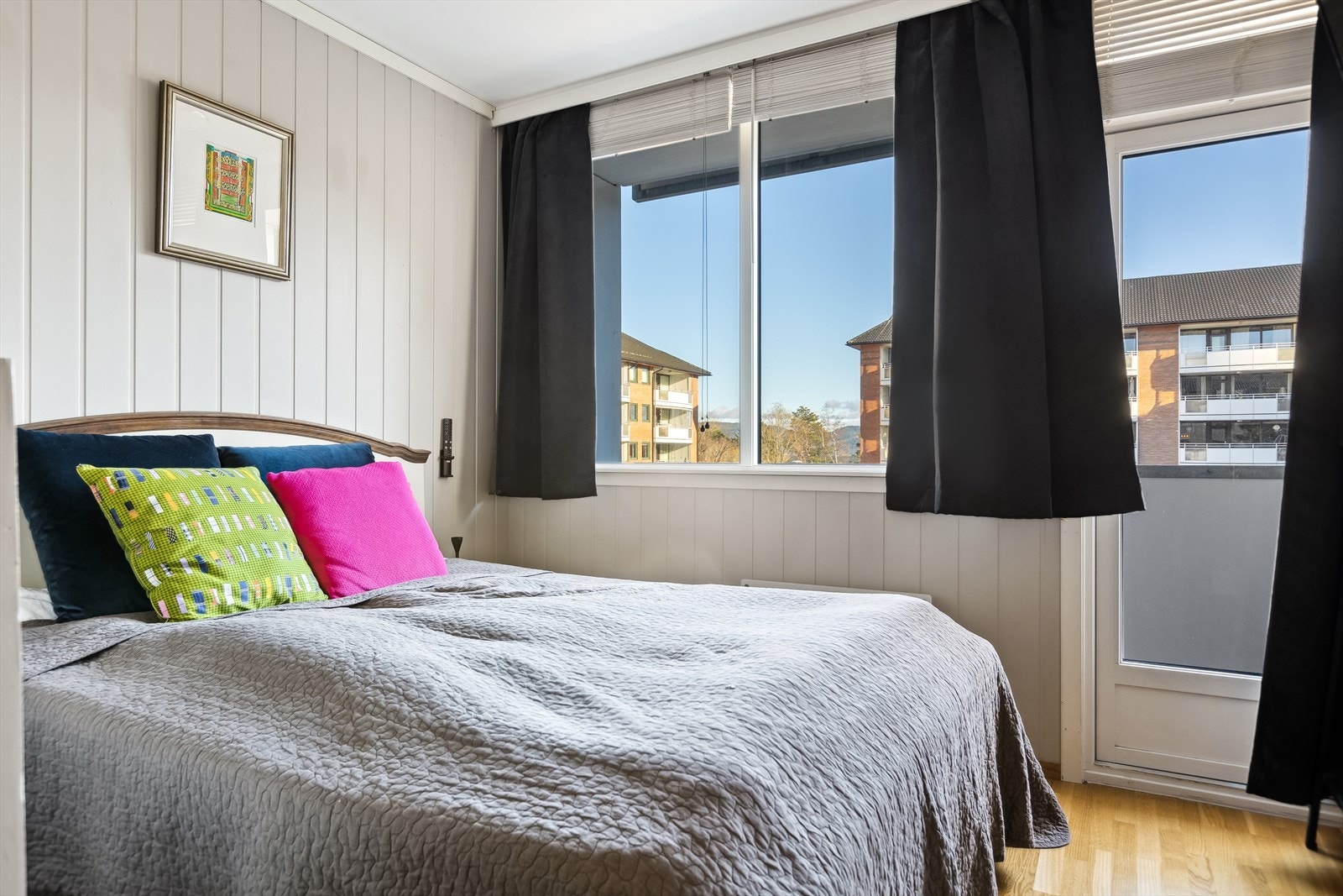 Fra det ene soverommet har man utgang til den andre balkongen. Galleribilde