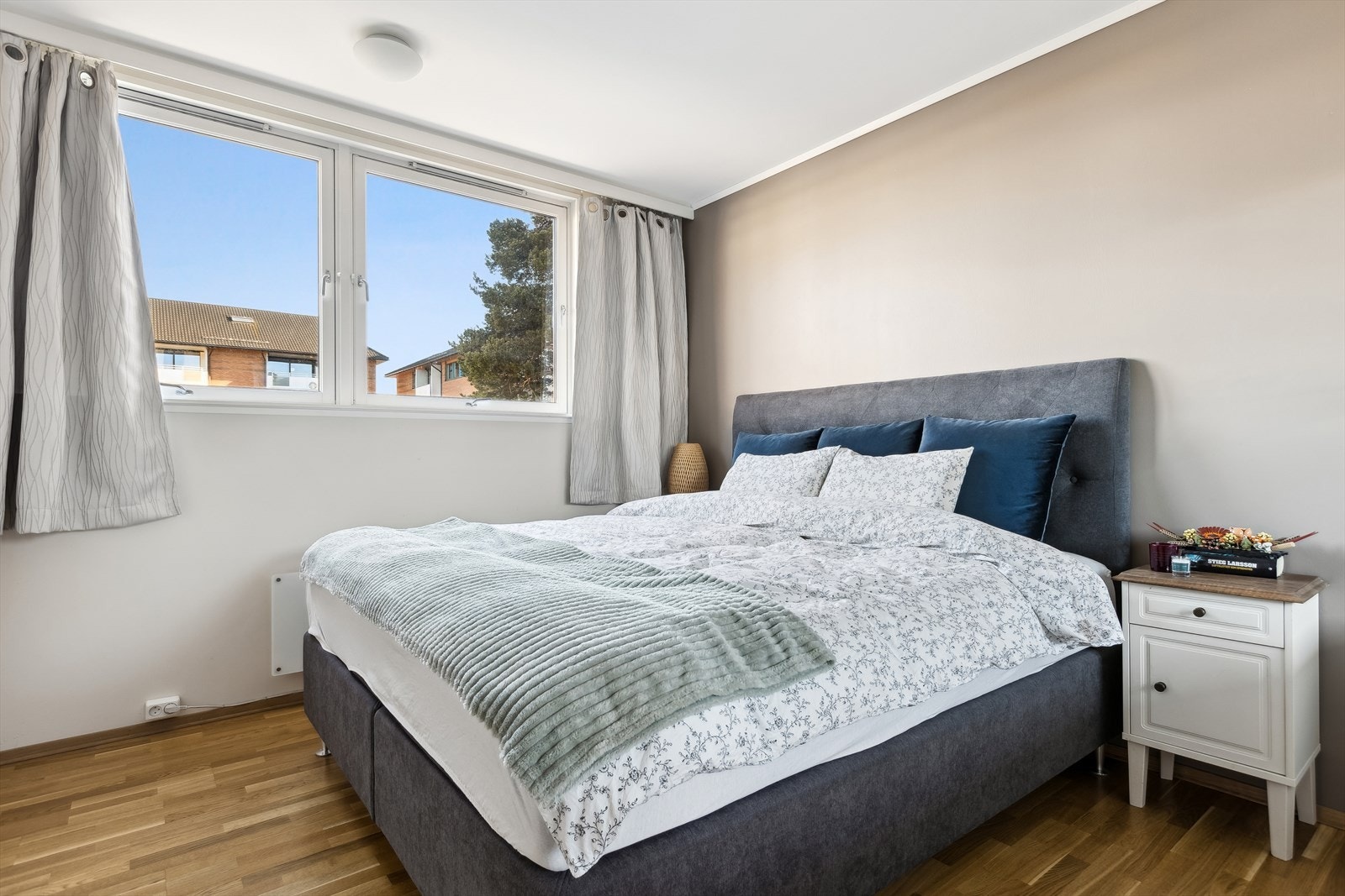 Hovedsoverommet er romslig og har god plass til en dobbeltseng samt øvrig møblement etter behov. Galleribilde