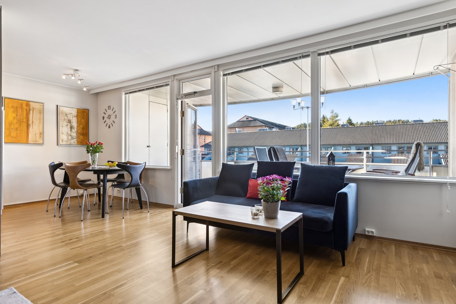 Den åpne og luftige stuen har store vindusflater som slipper inn rikelig med naturlig lys og skaper en behagelig atmosfære. Galleribilde