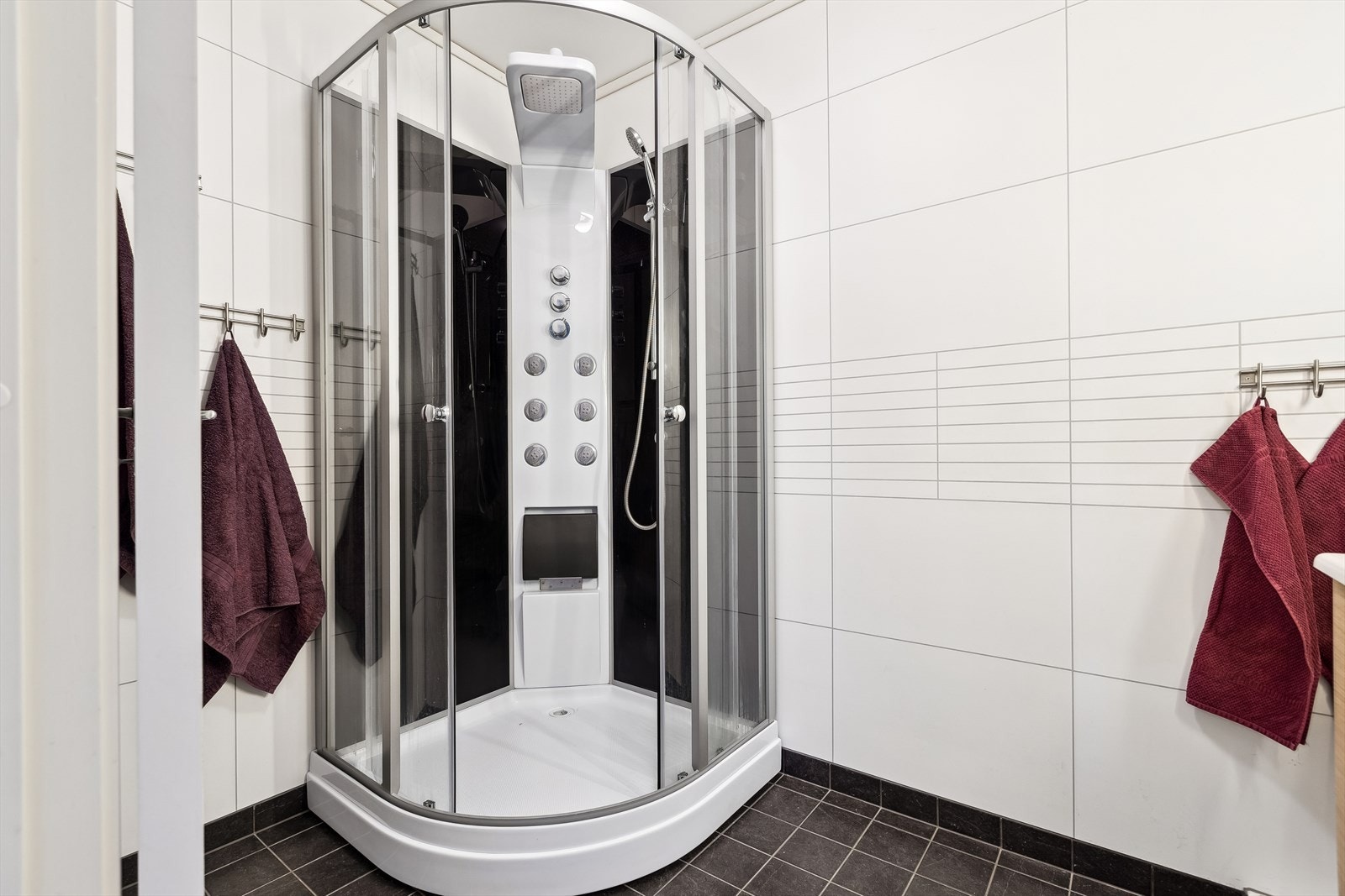 Badet har et romslig dusjkabinet Galleribilde