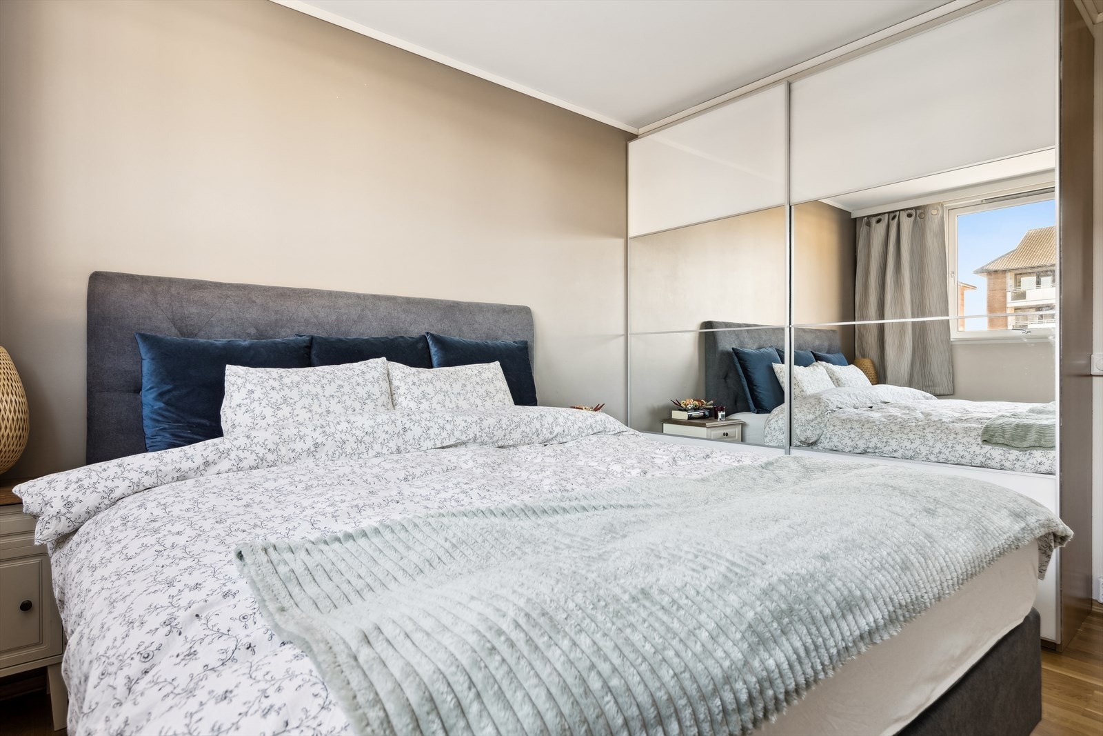 Soverommet har rikelig med oppbevaringsmuligheter i form av garderobeskap og lagringsplass. Galleribilde