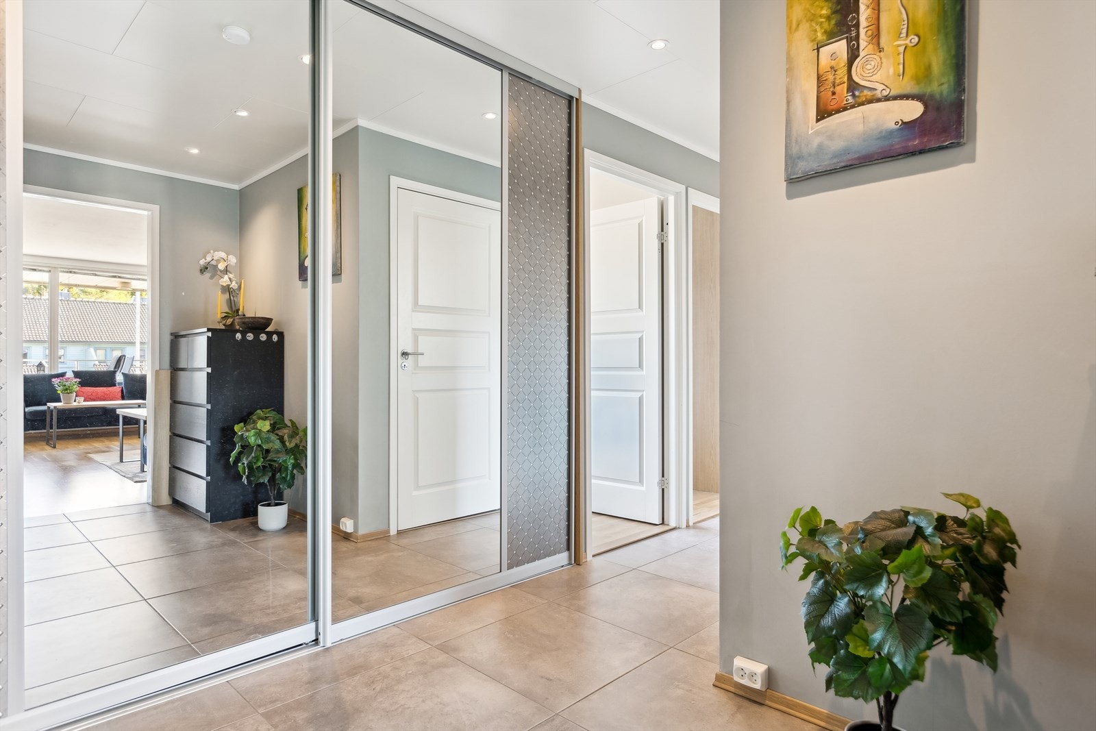 Entréen er lys og romslig med gode oppbevaringsmuligheter med skoskap og en stor skyvedørsgarderobe. Galleribilde