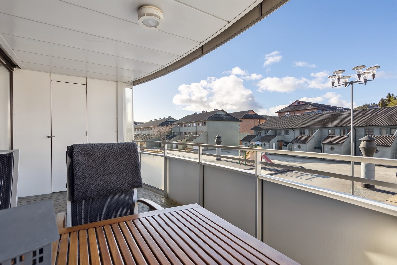 Her kan man enkelt innrede med møbler og nyte ettermiddagssolen på varme dager. Galleribilde