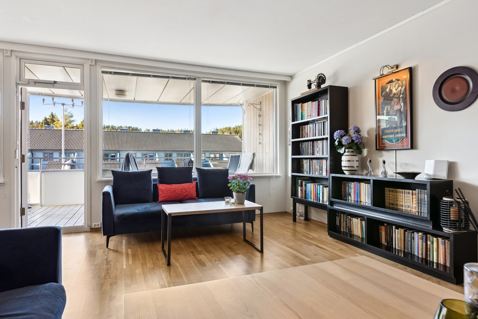 Leiligheten ligger i et populært og familievennlig område, med kort vei til marka, kollektivtransport og dagligvarebutikker. Galleribilde