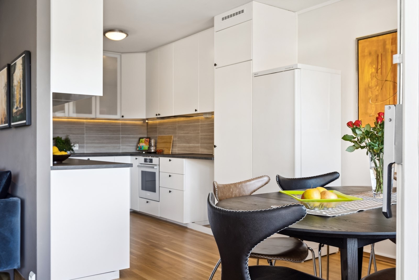 Kjøkkenet ble oppgradert i 2018 og har en moderne innredning med hvite fronter mørk benkeplate. Galleribilde