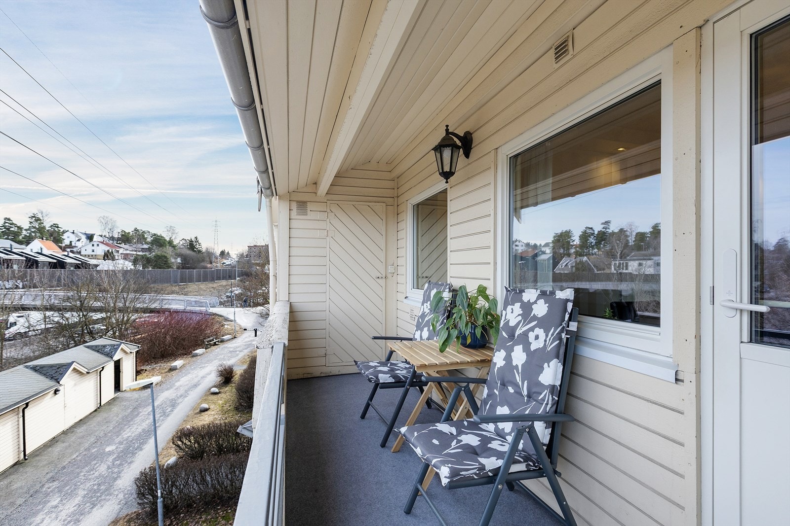 Usjenert beliggenhet med praktisk utvendig bod Galleribilde