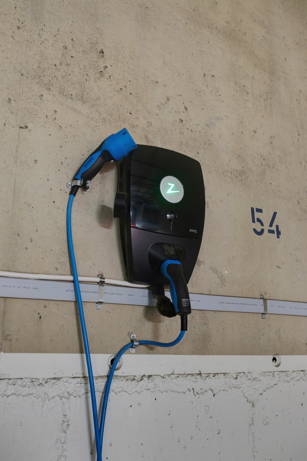 Sameiet har også flere gjesteparkeringer som kan benyttes av gjestende biler Galleribilde