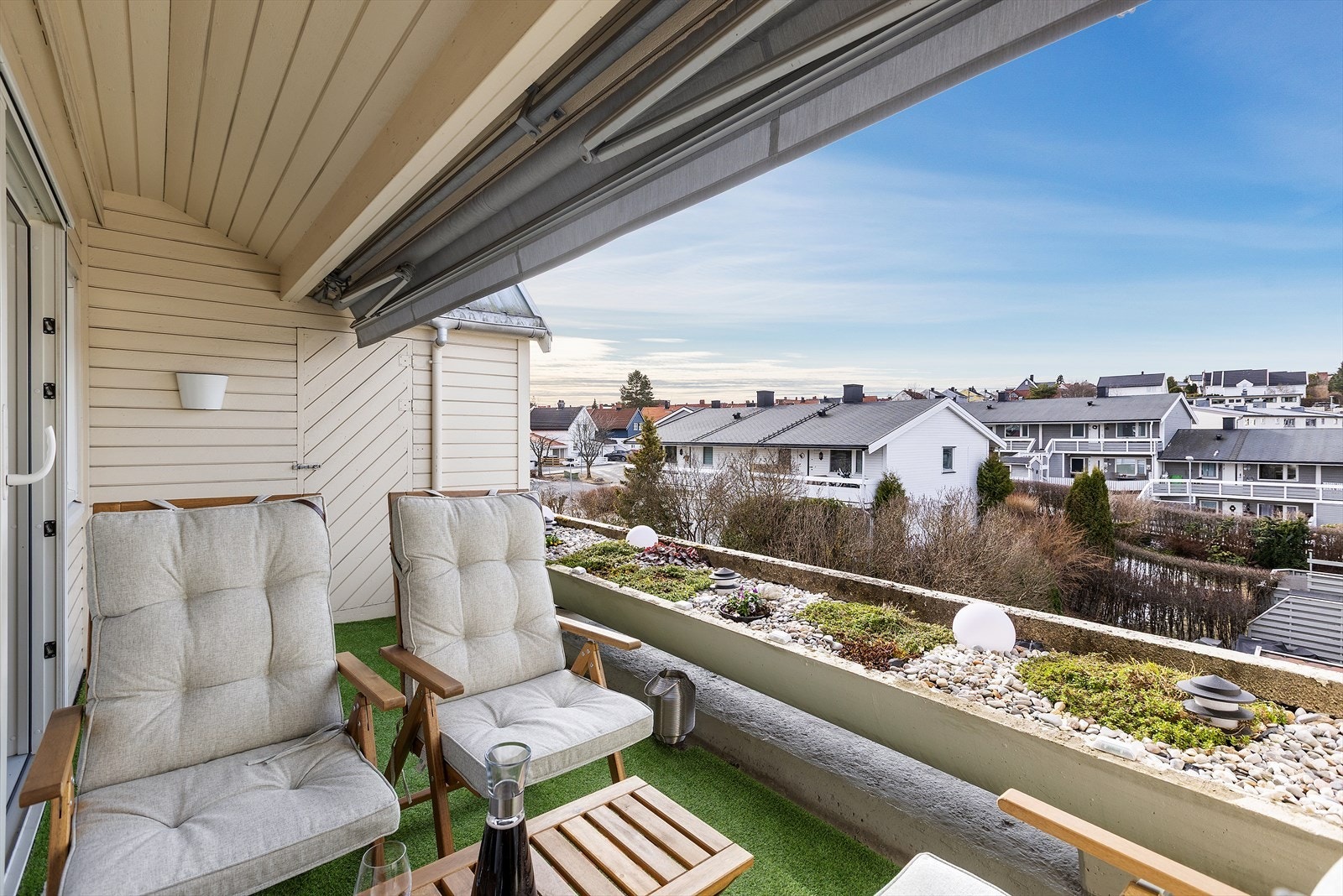 Dette er en meget attraktiv 3(4)-roms toppleilighet med balkong og terrasse, egen garasjeplass m/EL og en god gjennomgående planløsning Galleribilde