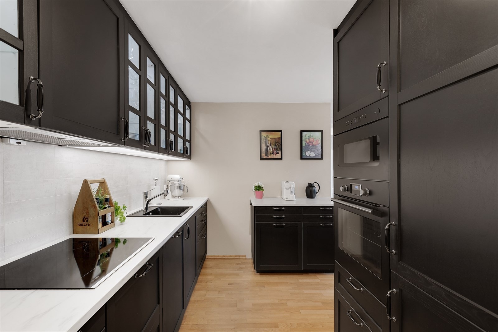 Lekkert kjøkken fra 2019 med integrerte hvitevarer, komfyrvakt og waterguard Galleribilde