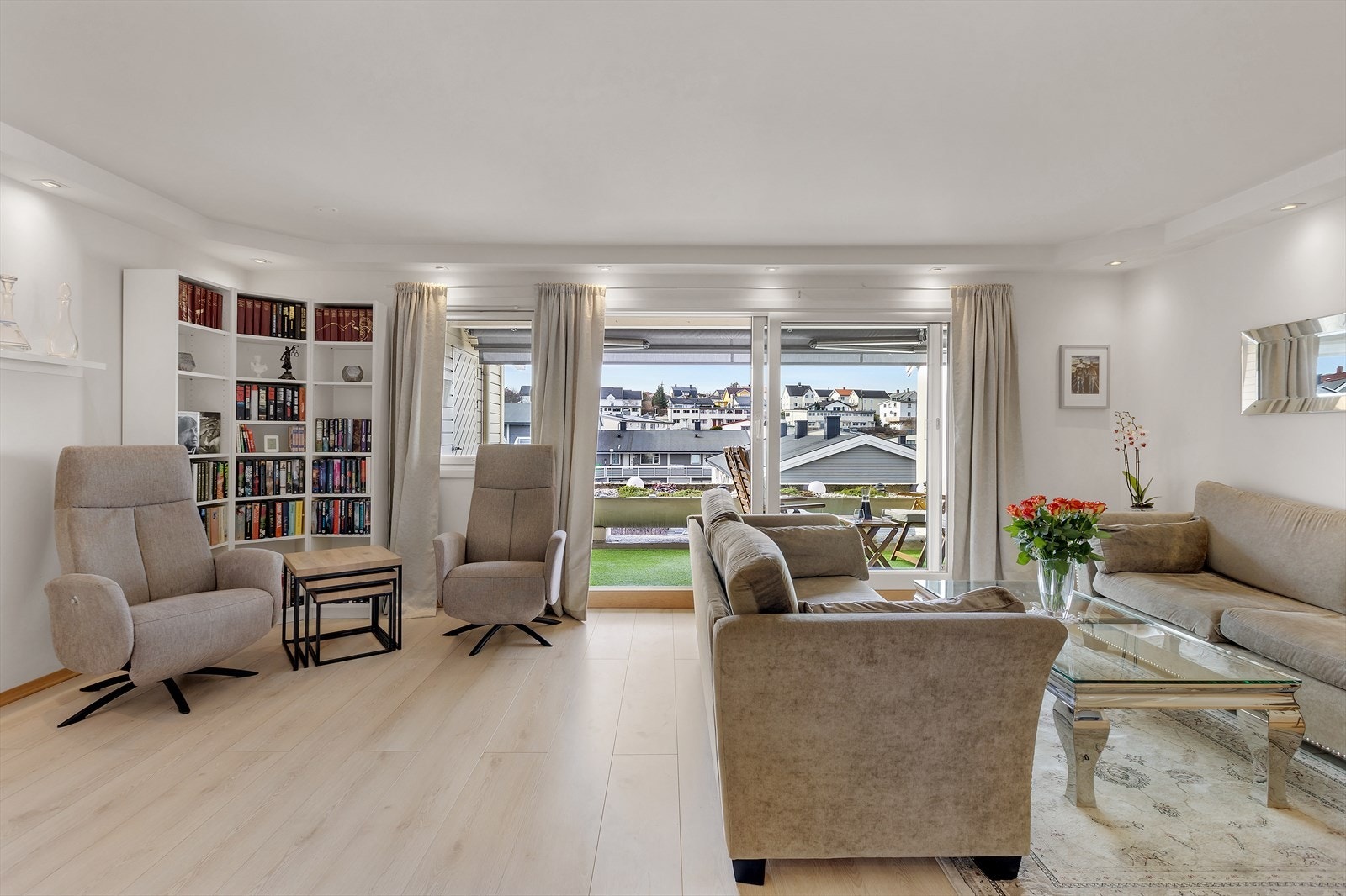 Lys og innbydende stue med god plass til å møblere etter eget ønske og behov Galleribilde