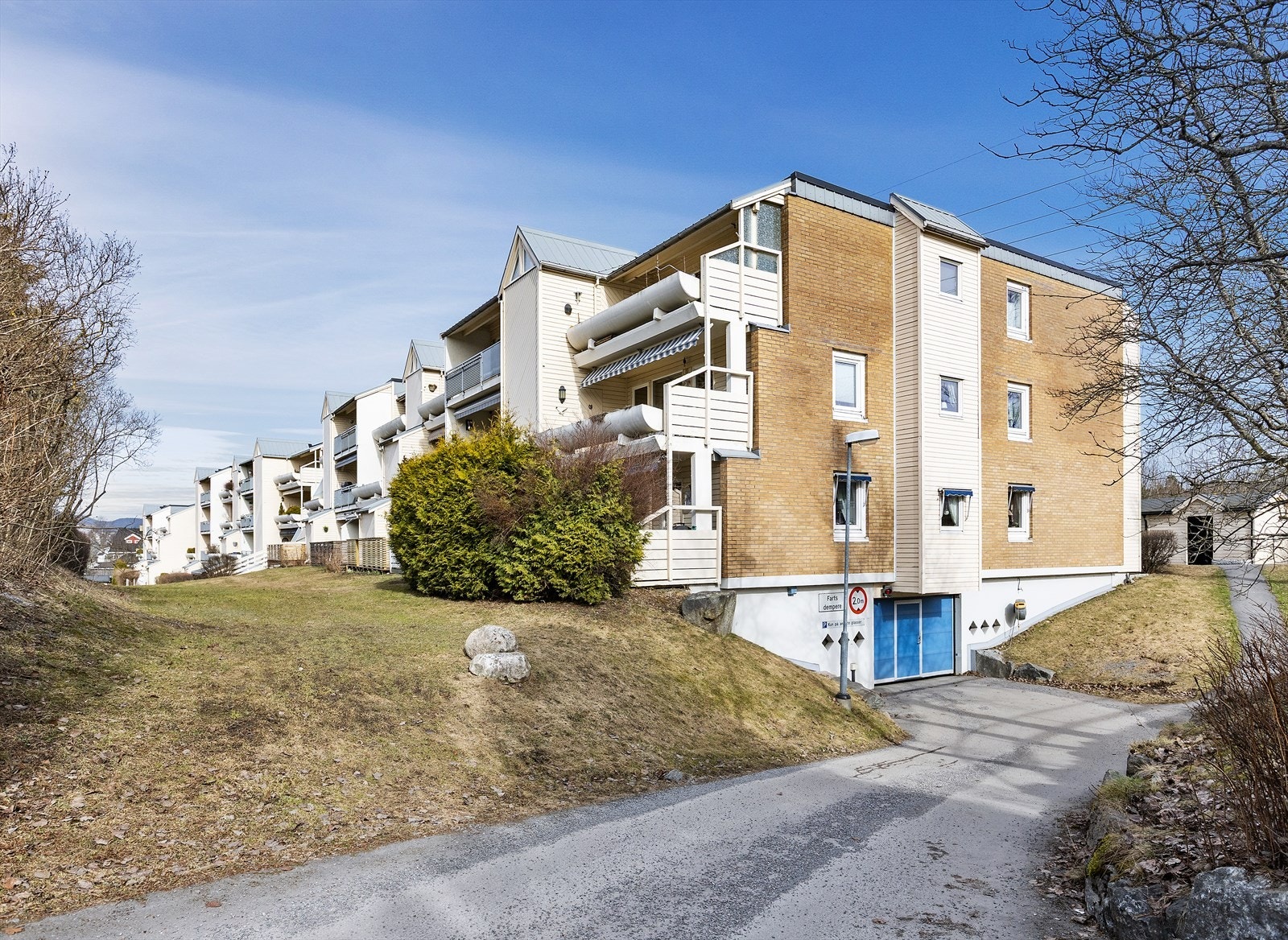 Innkjørsel til garasjeanlegget Galleribilde