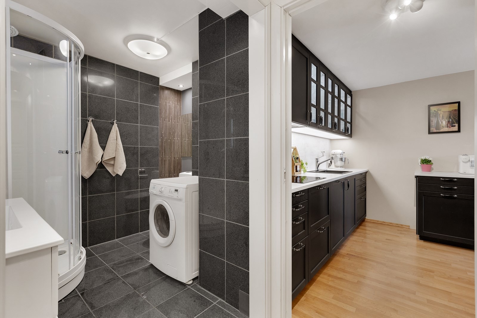 Pent flislagt bad med opplegg for vaskemaskin Galleribilde