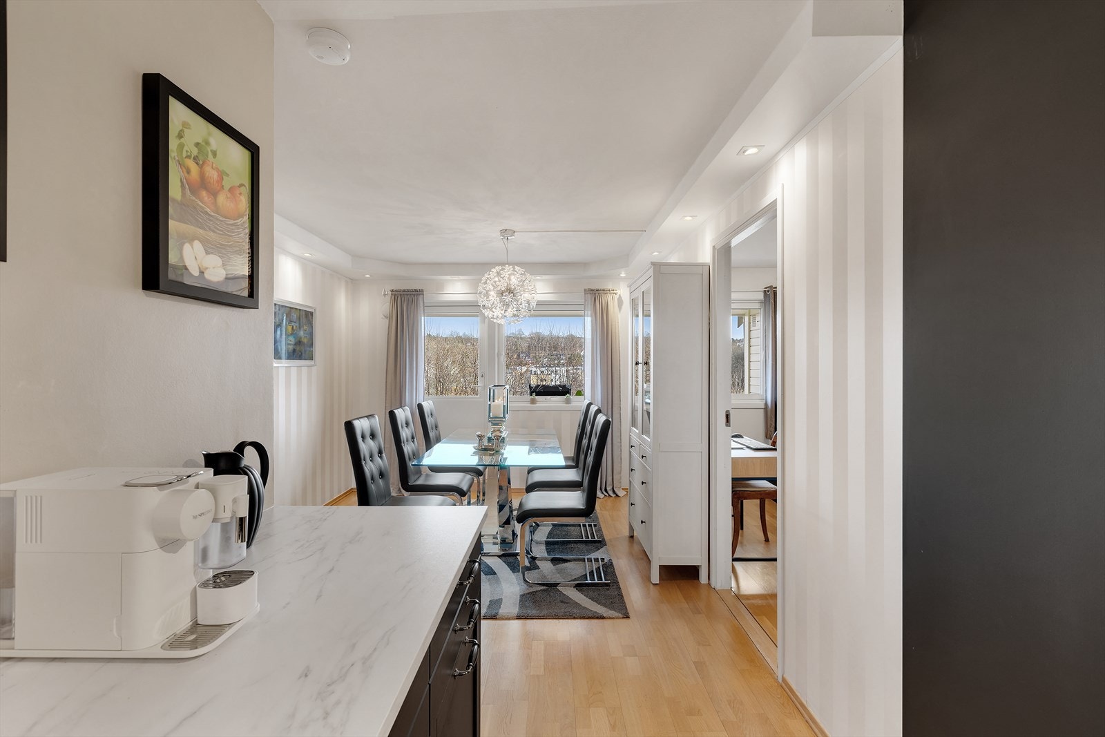 Romslig spisestue med god plass til spisebord og tilhørende møblement Galleribilde