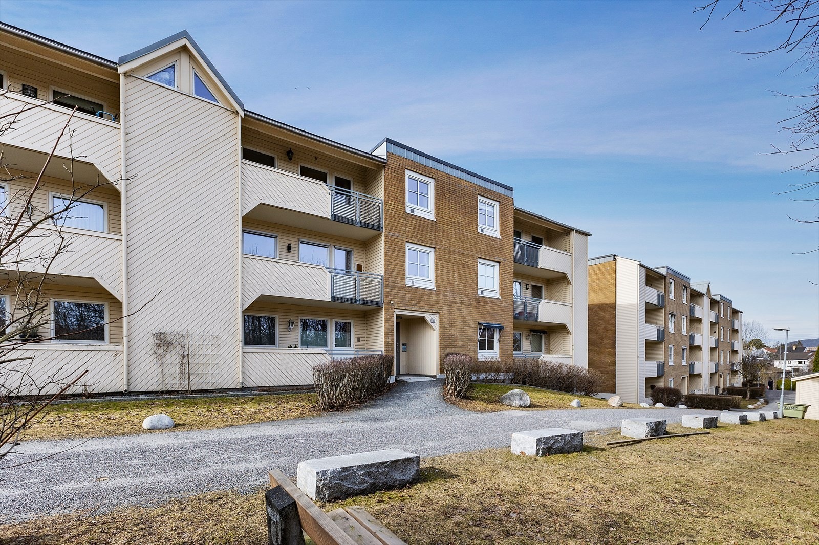 Eiendommen ligger i et svært ettertraktet boligområde på Høyenhall i Oslo, omgitt av et bredt servicetilbud, gode skoler, flere barnehager og flotte parkanlegg Galleribilde