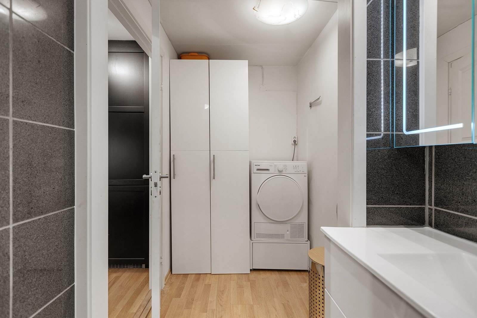 Gang i mellom kjøkken og bad Galleribilde