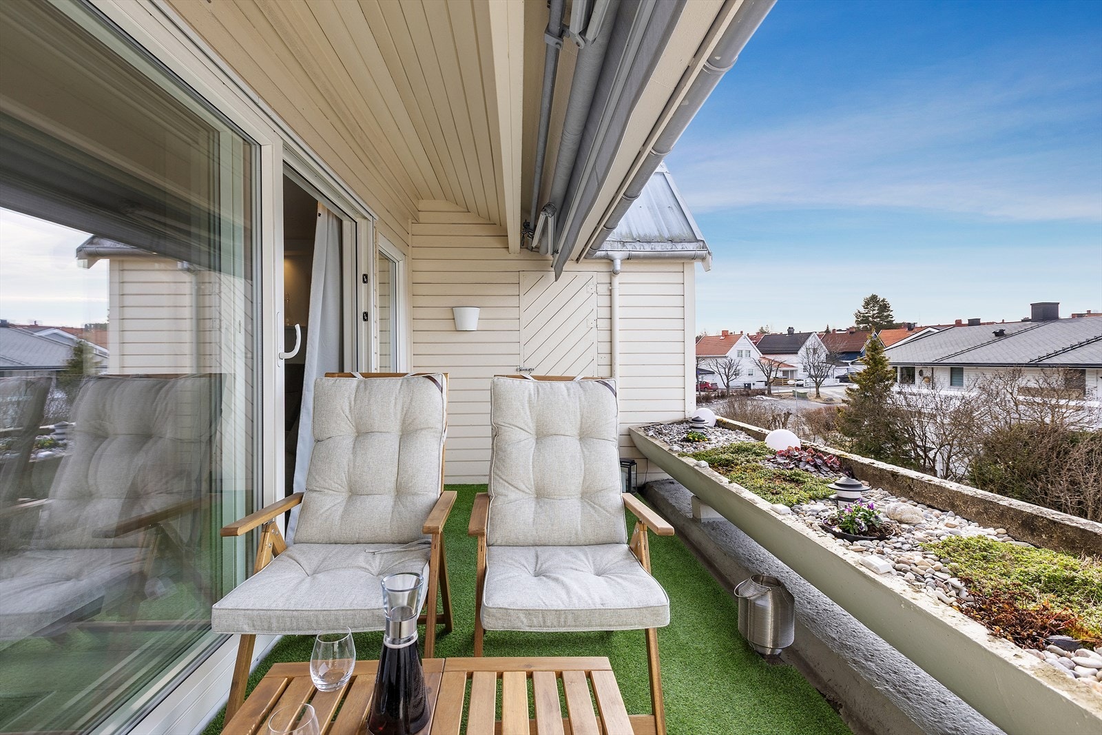 Romslig vestvendt terrasse med gode solforhold. I 2022 ble det installert markise med motor og styring via fjernkontroll. Terrassen har også en praktisk bod Galleribilde