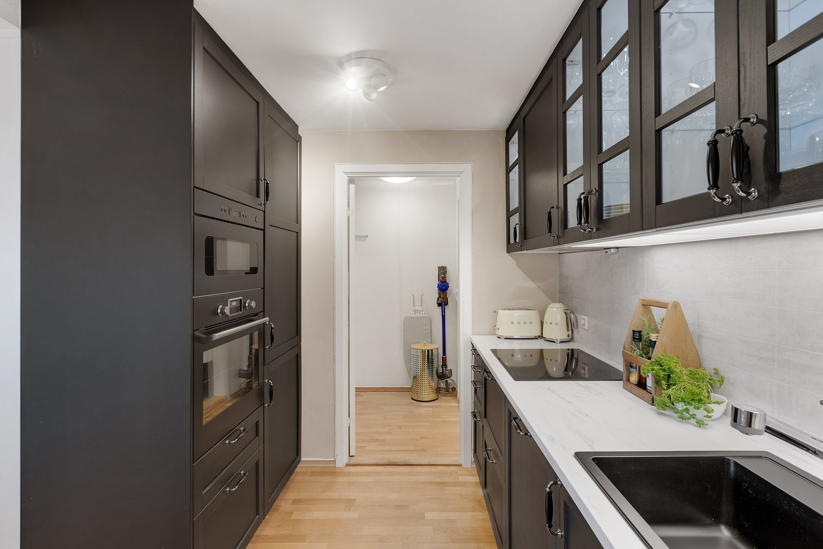 Rikelig med skap- og benkeplass Galleribilde