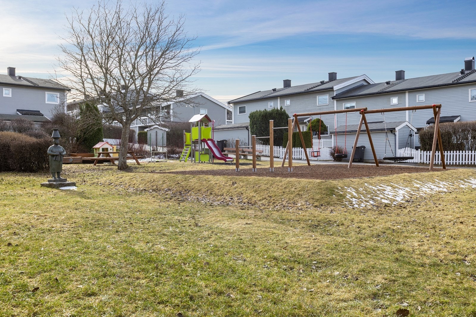Ny lekeplass etablert i nærheten av leiligheten. Dette er et godt etablert område som fremstår svært barnevennlig Galleribilde