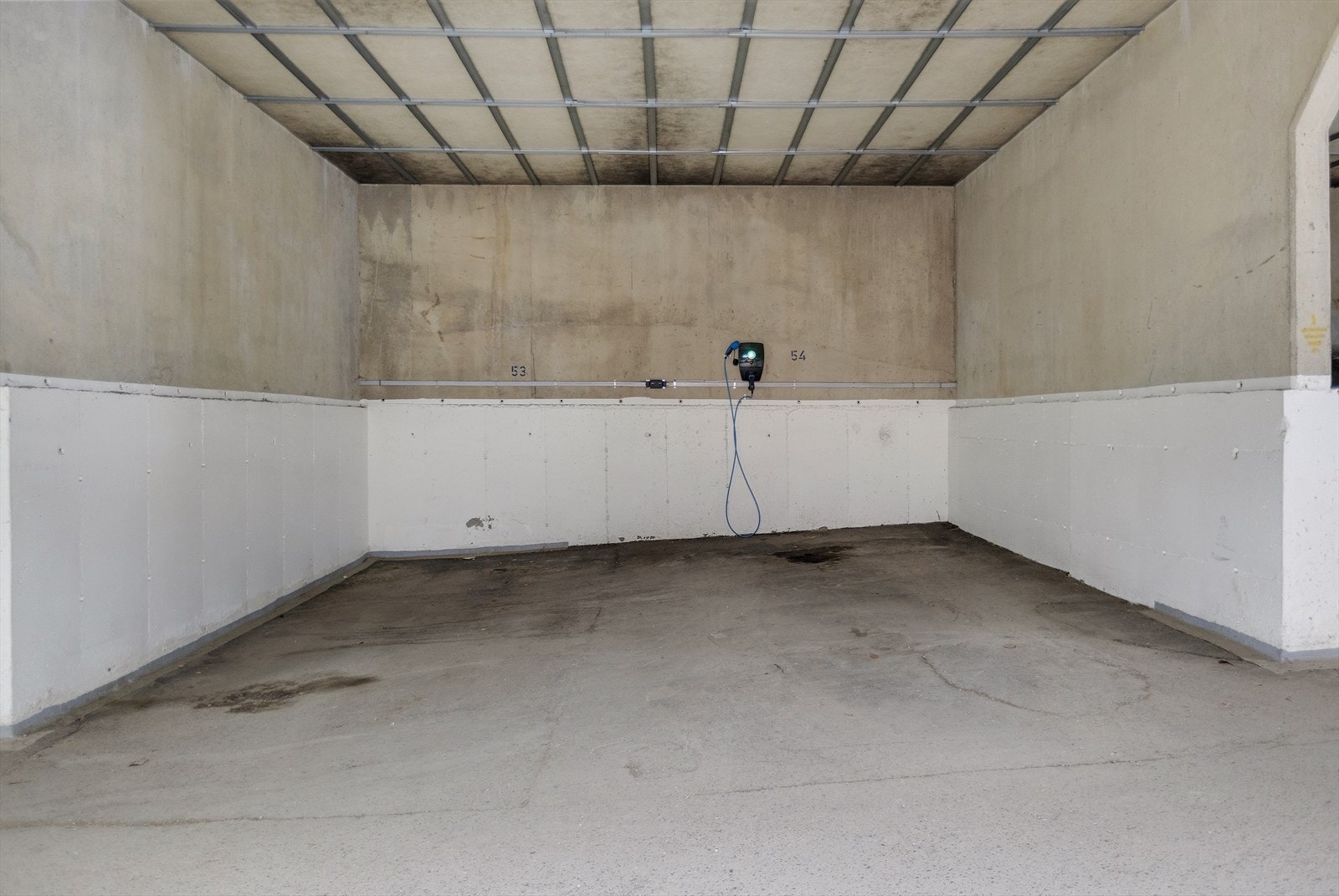 Garasjeplass med EL-lader tilhørende leiligheten Galleribilde