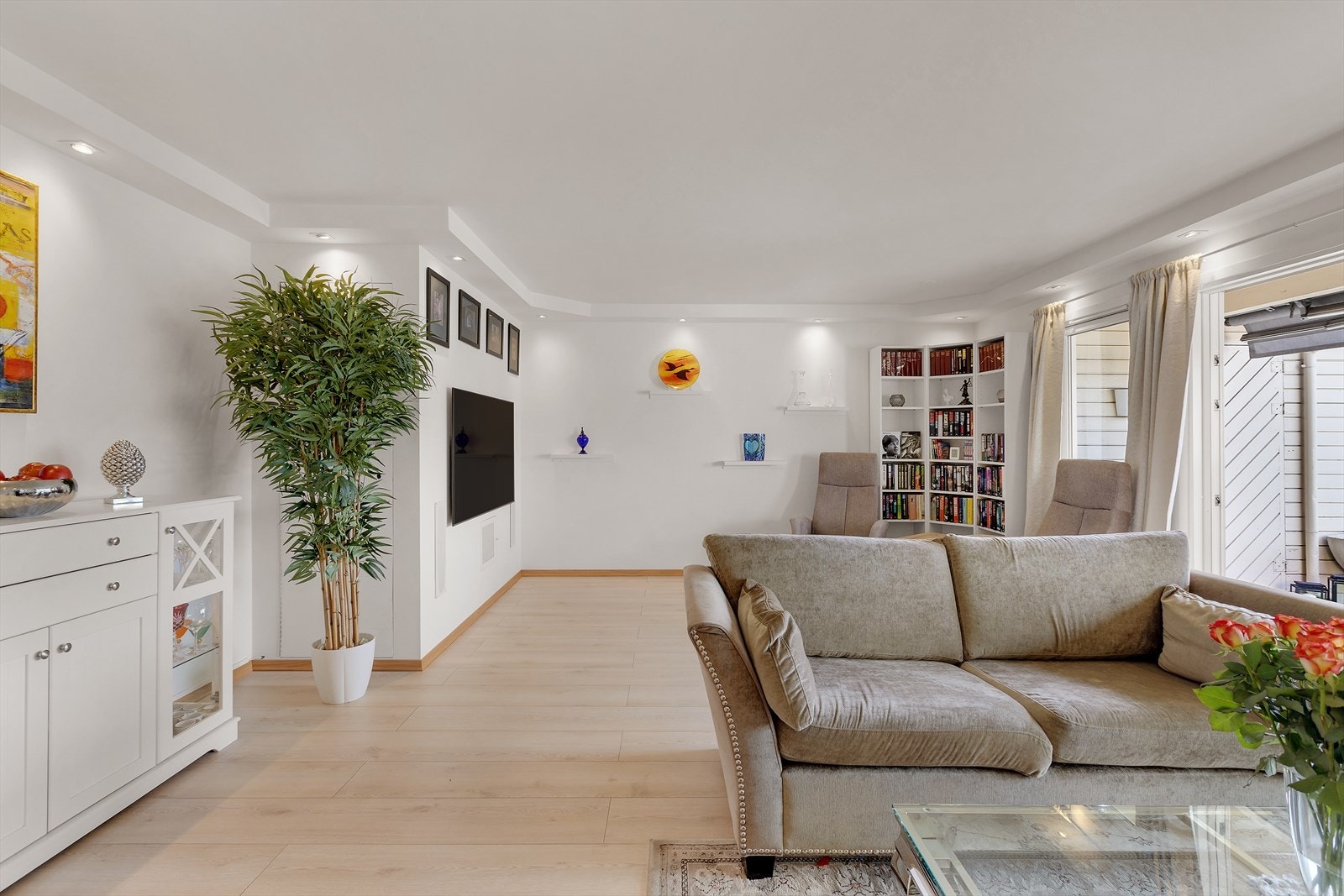 I 2017 ble det lagt nytt gulv med varmefolie i stuen Galleribilde