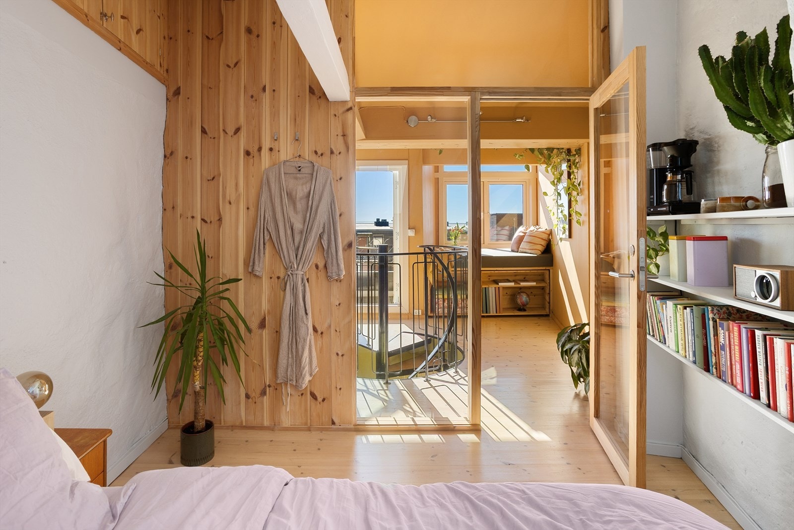 Hovedsoverom med glassvegg og glassdør for å maksimere lysinnslipp og åpne opp planløsningen. Det er oppheng til gardin. Galleribilde