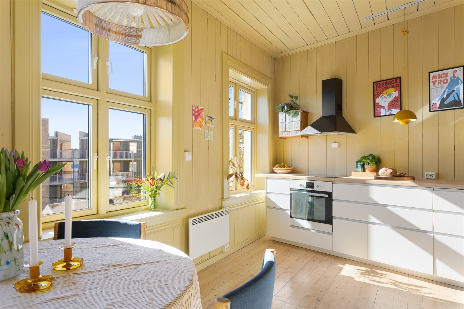 Kjøkkenet er et sosialt oppholdsrom med plass til stort spisebord. Galleribilde