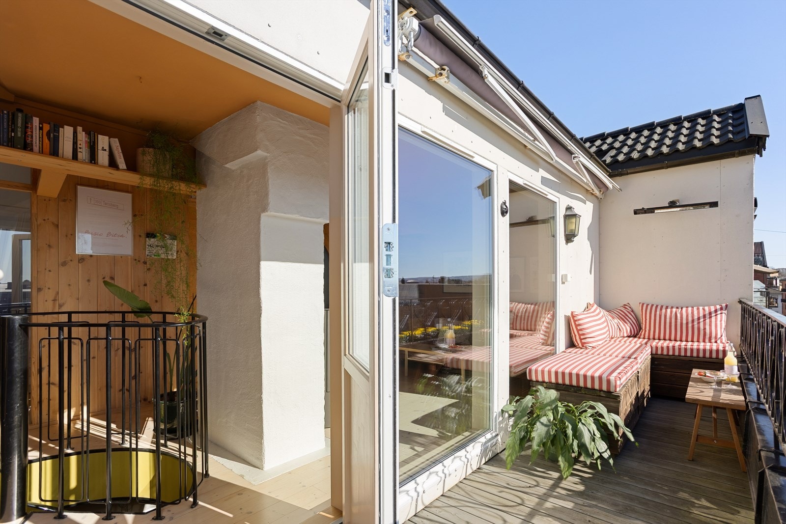 Det er montert markise for varme dager, og vegghengt varmelampe til kaldere dager. Galleribilde