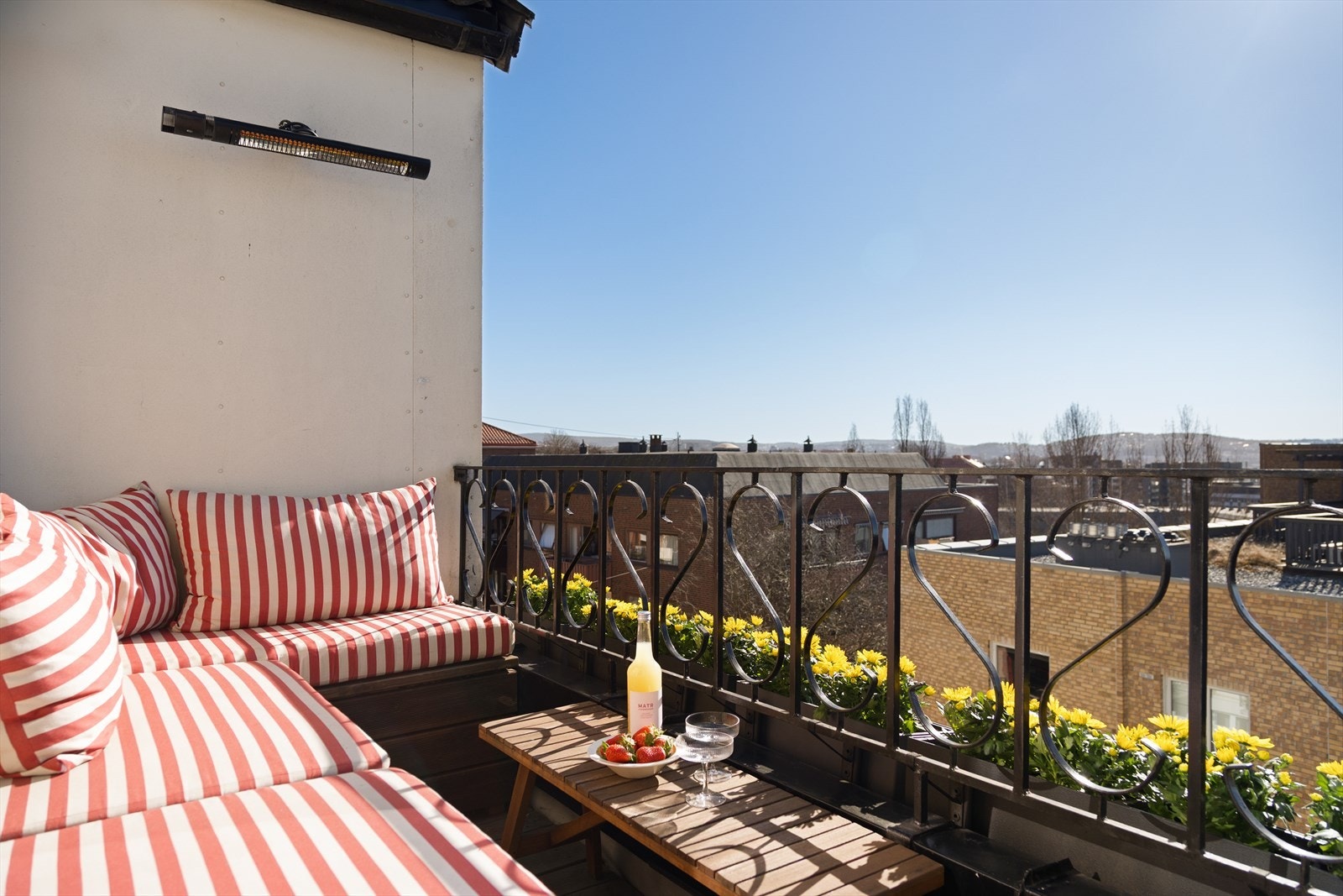 Privat takterrasse med flott utsikt mot Oslo by! Sofaen kan enkelt gjøres om til daybed. Galleribilde
