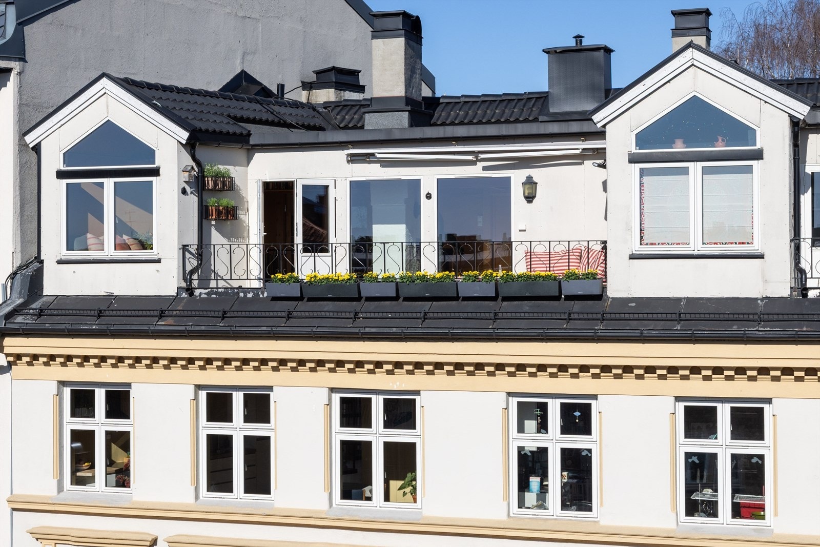 Usjenert toppleilighet som ligger høyt og fritt med flott utsikt. Galleribilde