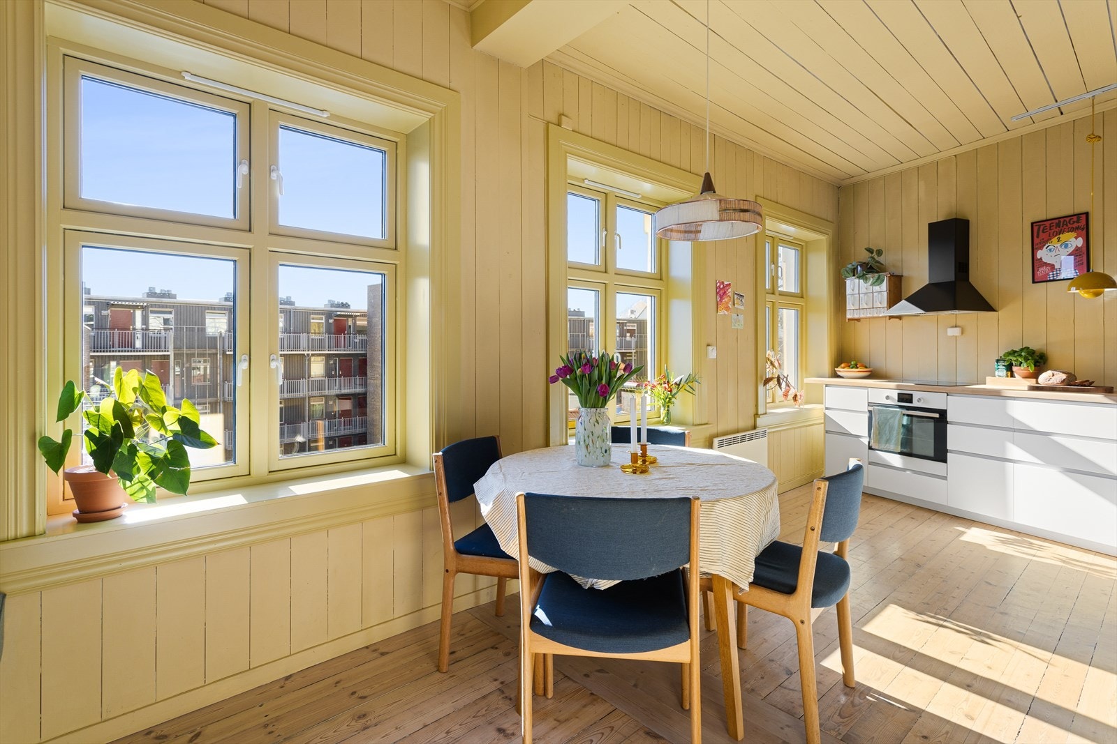 Leiligheten går over to plan og ligger i en rolig sidegate på Sagene. Her bor du rolig og tilbaketrukket, samtidig i gåavstand til kaféer, parker og kollektivtilbud. Galleribilde