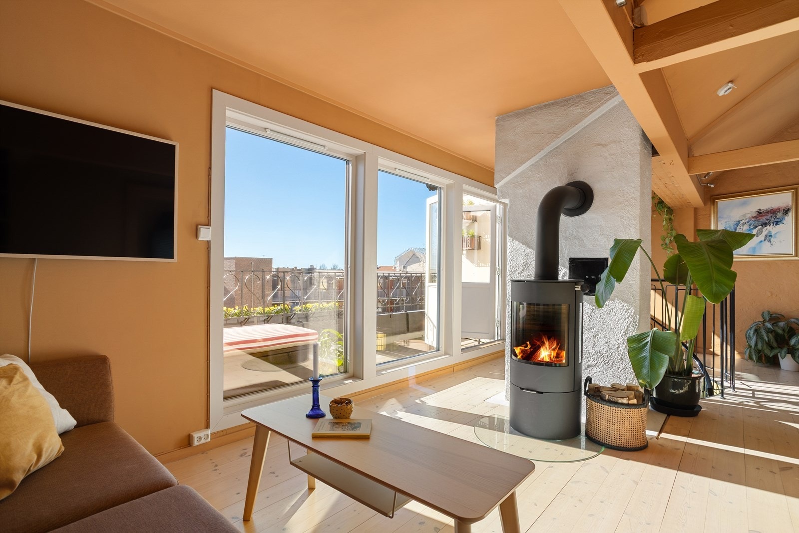 Store vinduer fra 2020 som slipper lyset og utsikten inn i rommet. Galleribilde