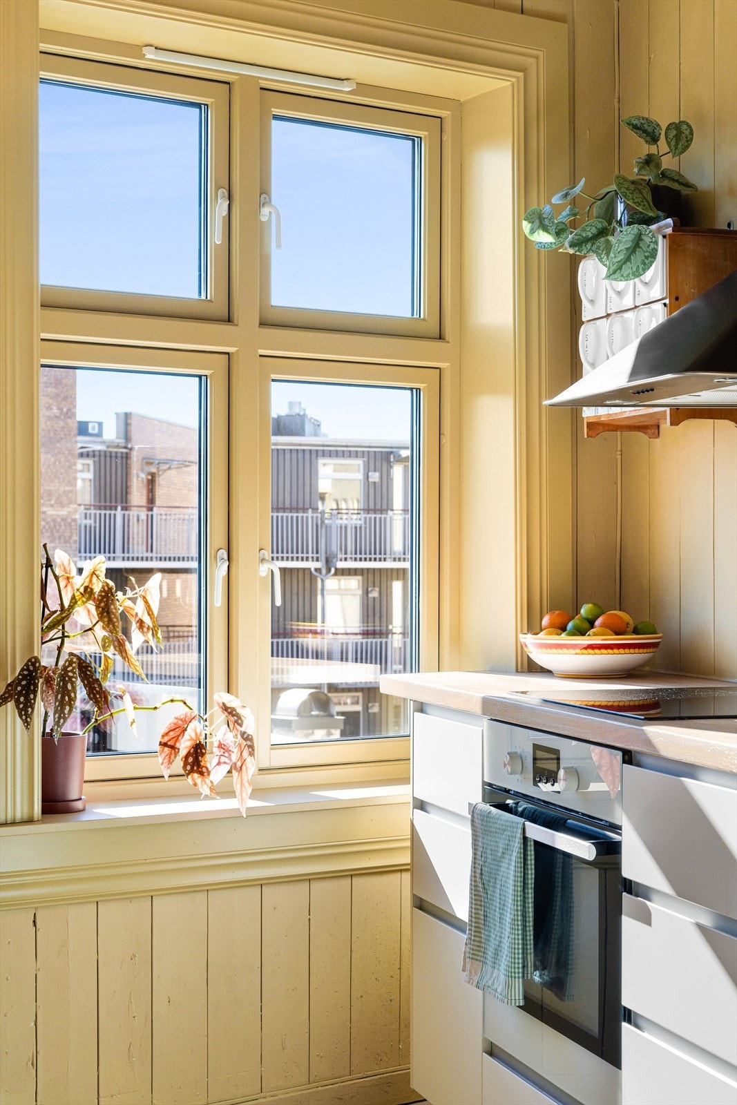 En svært lys og hyggelig leilighet som er malt i tidsriktige farger. Galleribilde