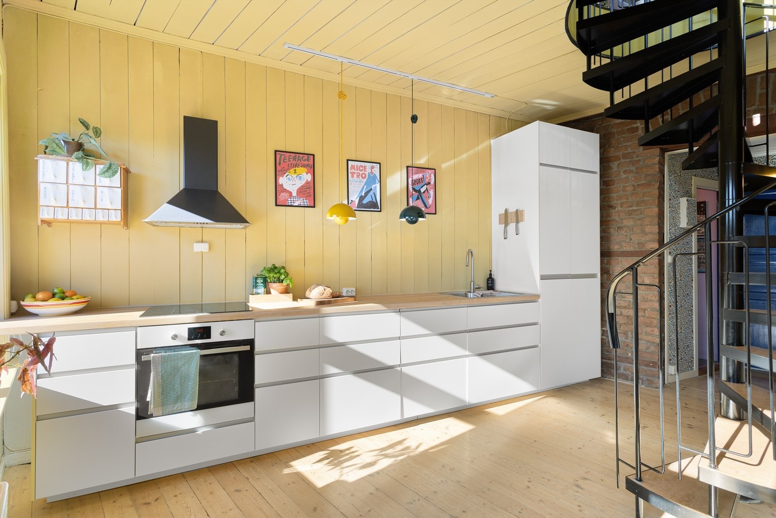 Lyst og tidløst kjøkken fra 2014 med integrerte hvitevarer. Galleribilde