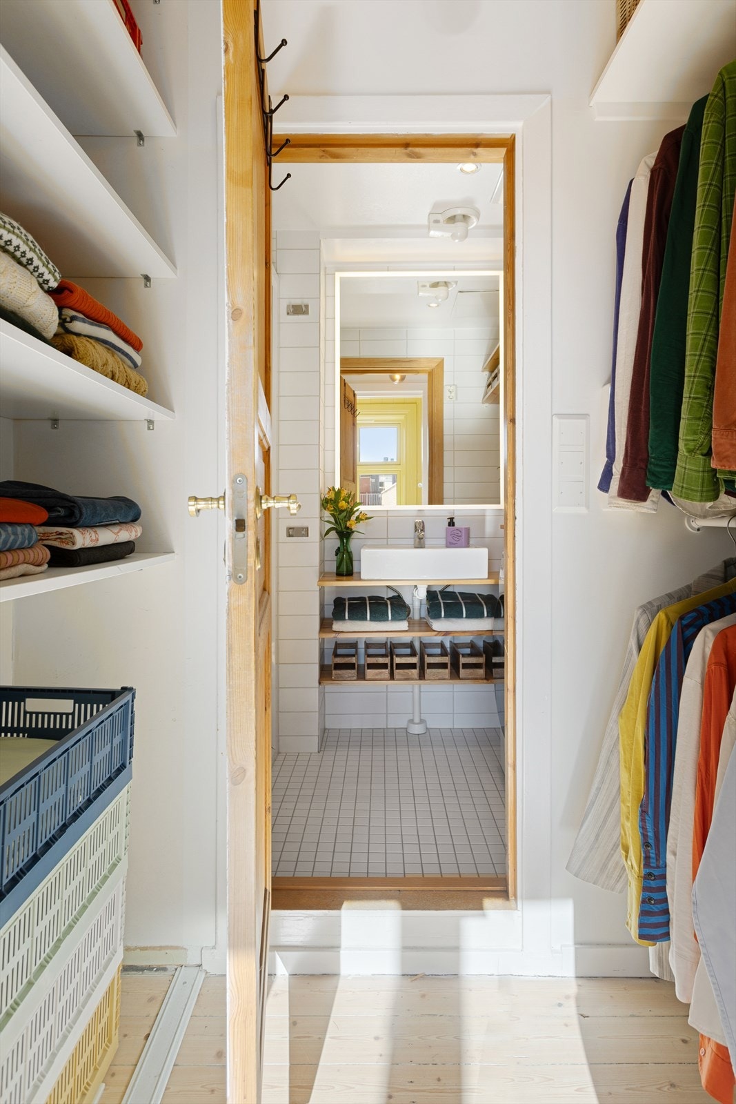 Plassbygde hyller som går helt opp til taket for maksimal utnyttelse. Galleribilde