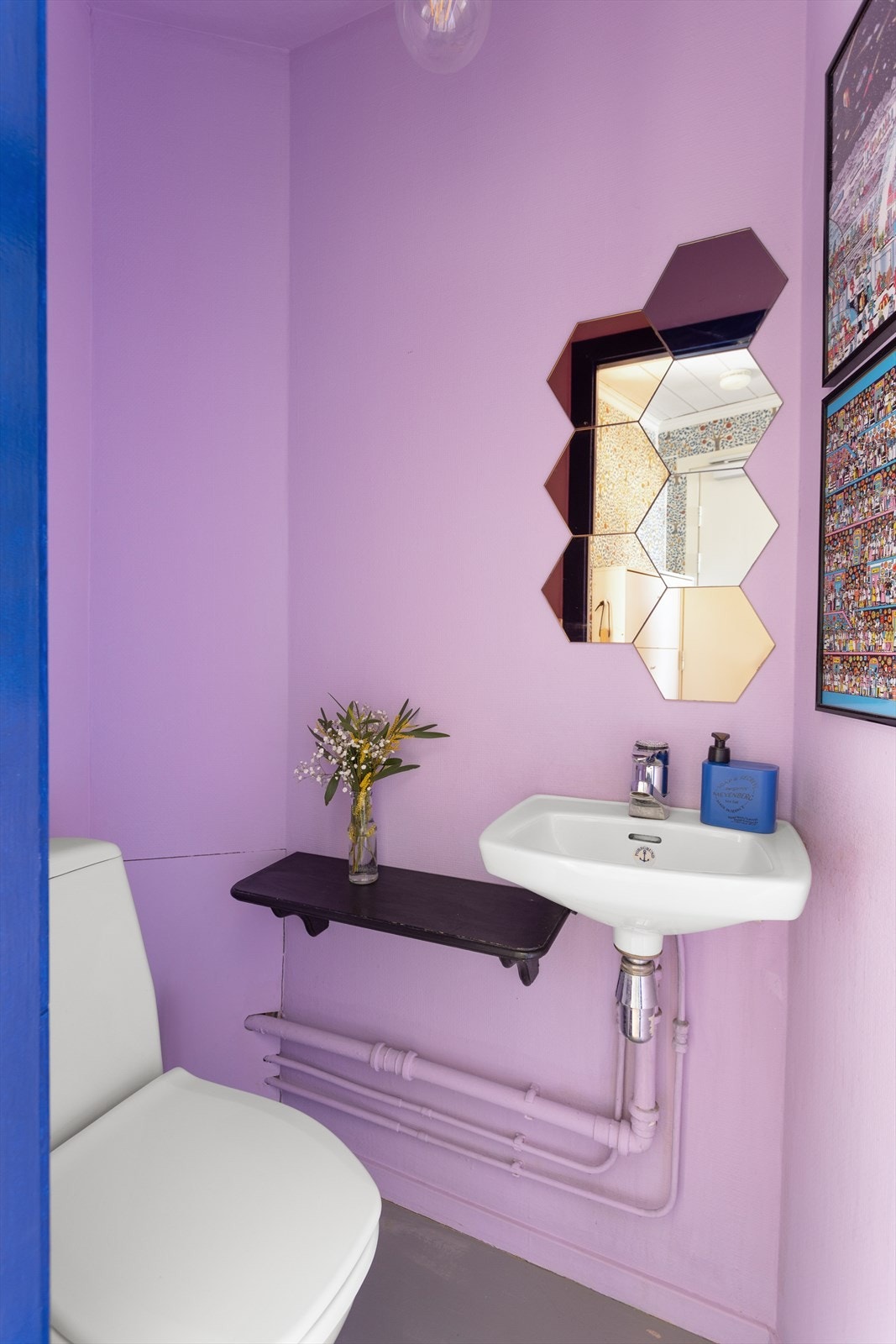 Separat toalett i tilknytning til entré med wc og servant. Galleribilde