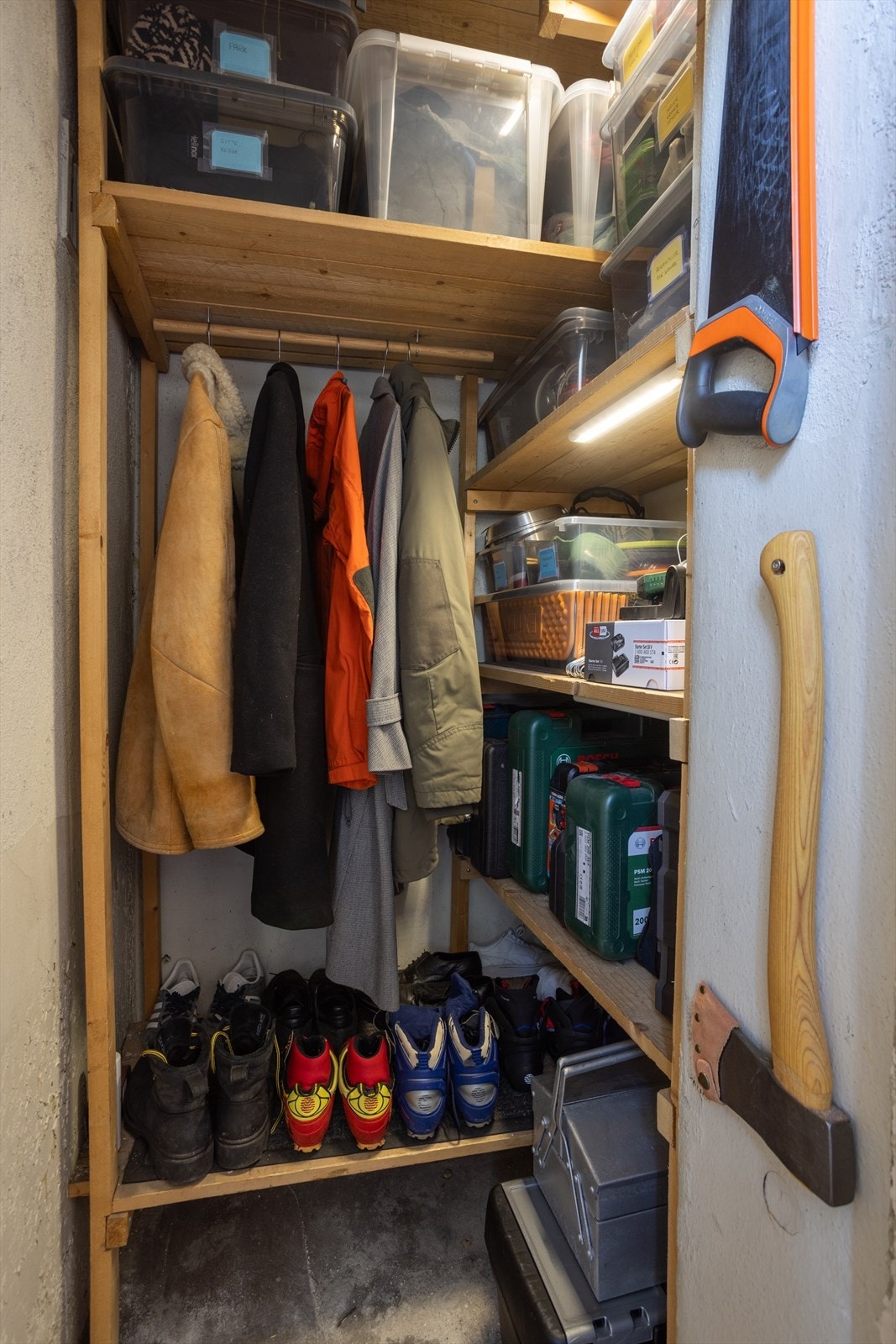 Praktisk bod like utenfor døren. I tillegg disponerer leiligheten to boder til og felles sykkelbod på bakkeplan. Galleribilde