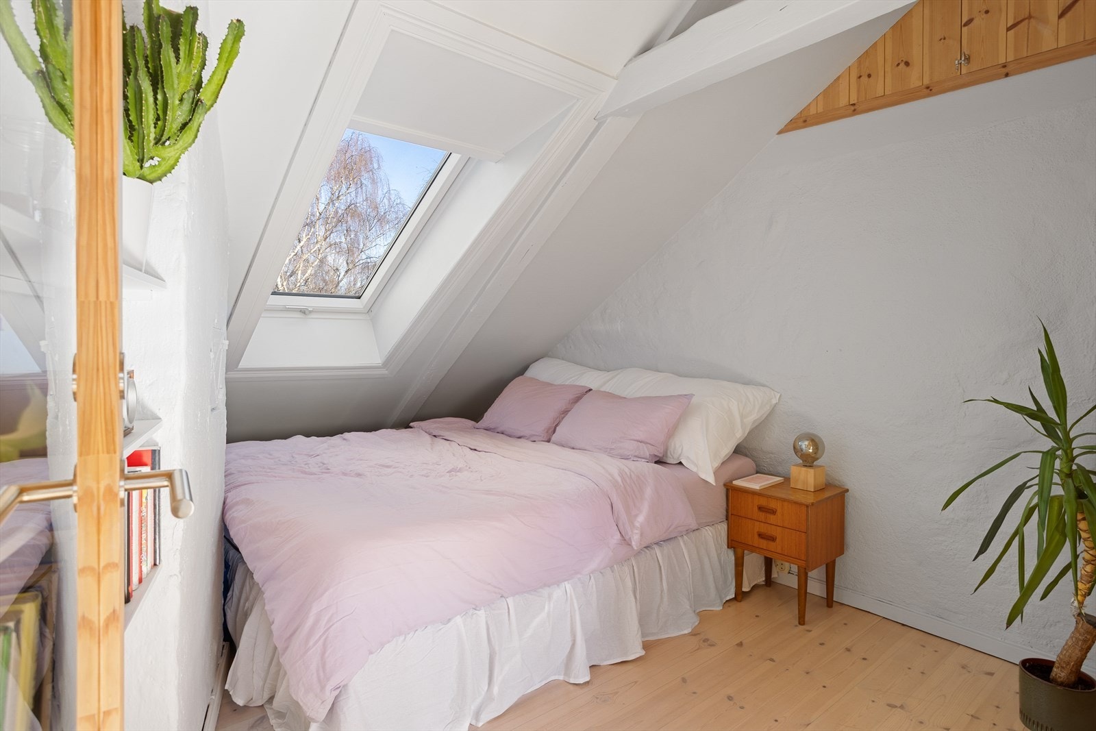 Hovedsoverom med plass til dobbeltseng og nattbord. Galleribilde