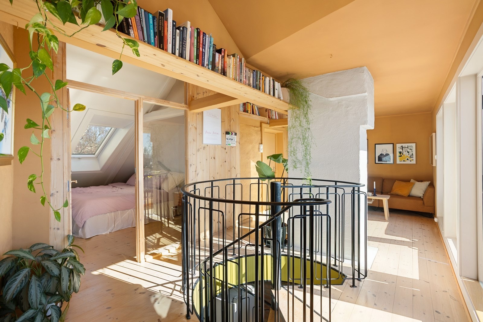 Lys og luftig loftsetasje med takhøyde opp til 2,92 m. Galleribilde