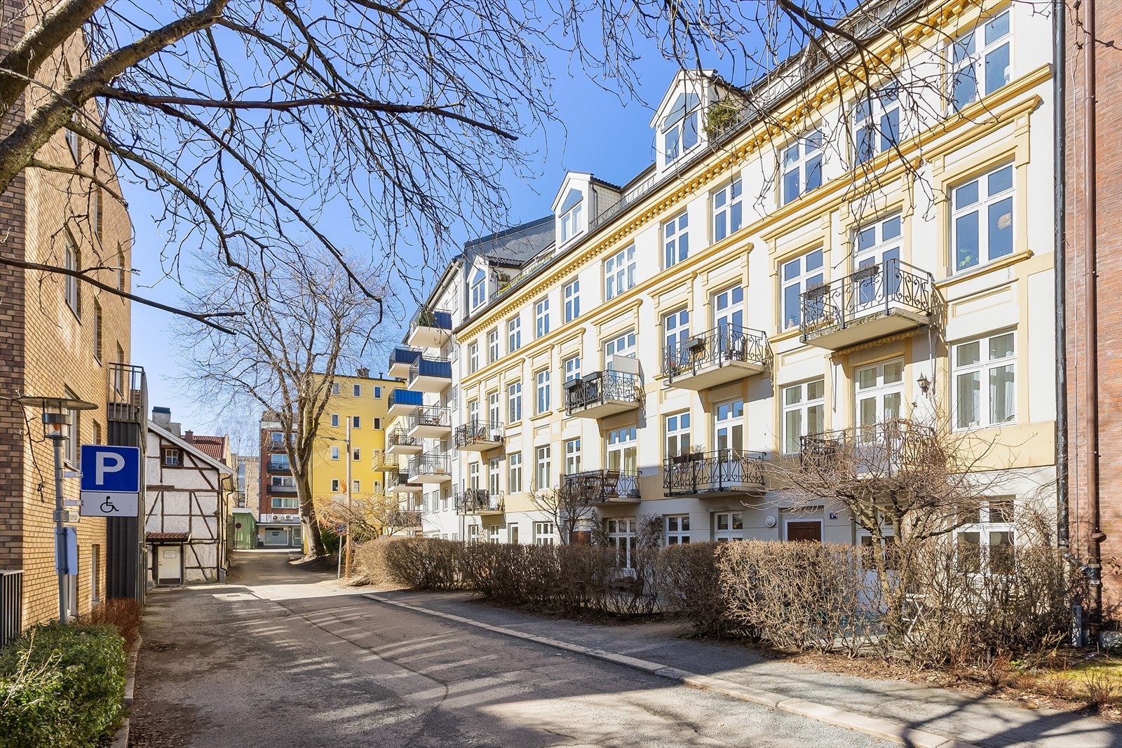 Klassisk ærverdig bygård fra 1898 i rolig gate på Sagene. Galleribilde