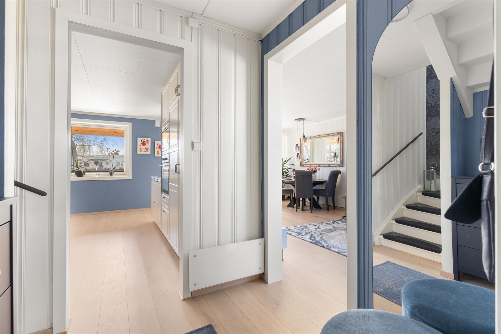 Det er god plass for åpen garderobeløsning og rett innenfor entreen er det mer oppbevaringsmuligheter i gang. Galleribilde