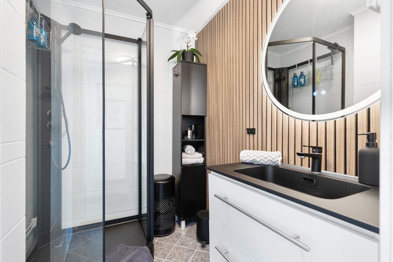 Badet i andre etasje er oppgradert i nyere tid og fremstår moderne. Galleribilde
