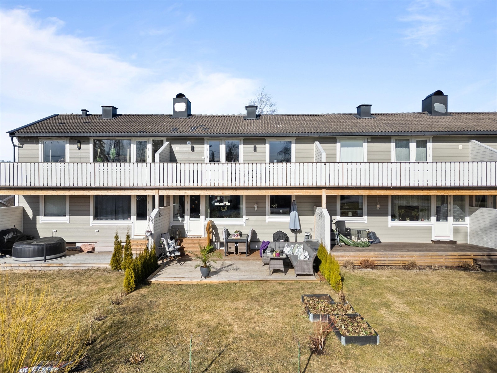 Rekkehuset ligger i et rolig og etablert boligområde i Årnes i Nes kommune, like utenfor Årnes sentrum. Det finnes flere barnehager og skoler i kort avstand, og det er kort vei til offentlig kommunikasjon og gode servicetilbud. Galleribilde