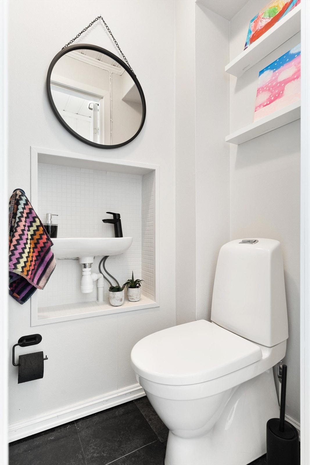 Separat toalettrom like ved siden av badet. Galleribilde