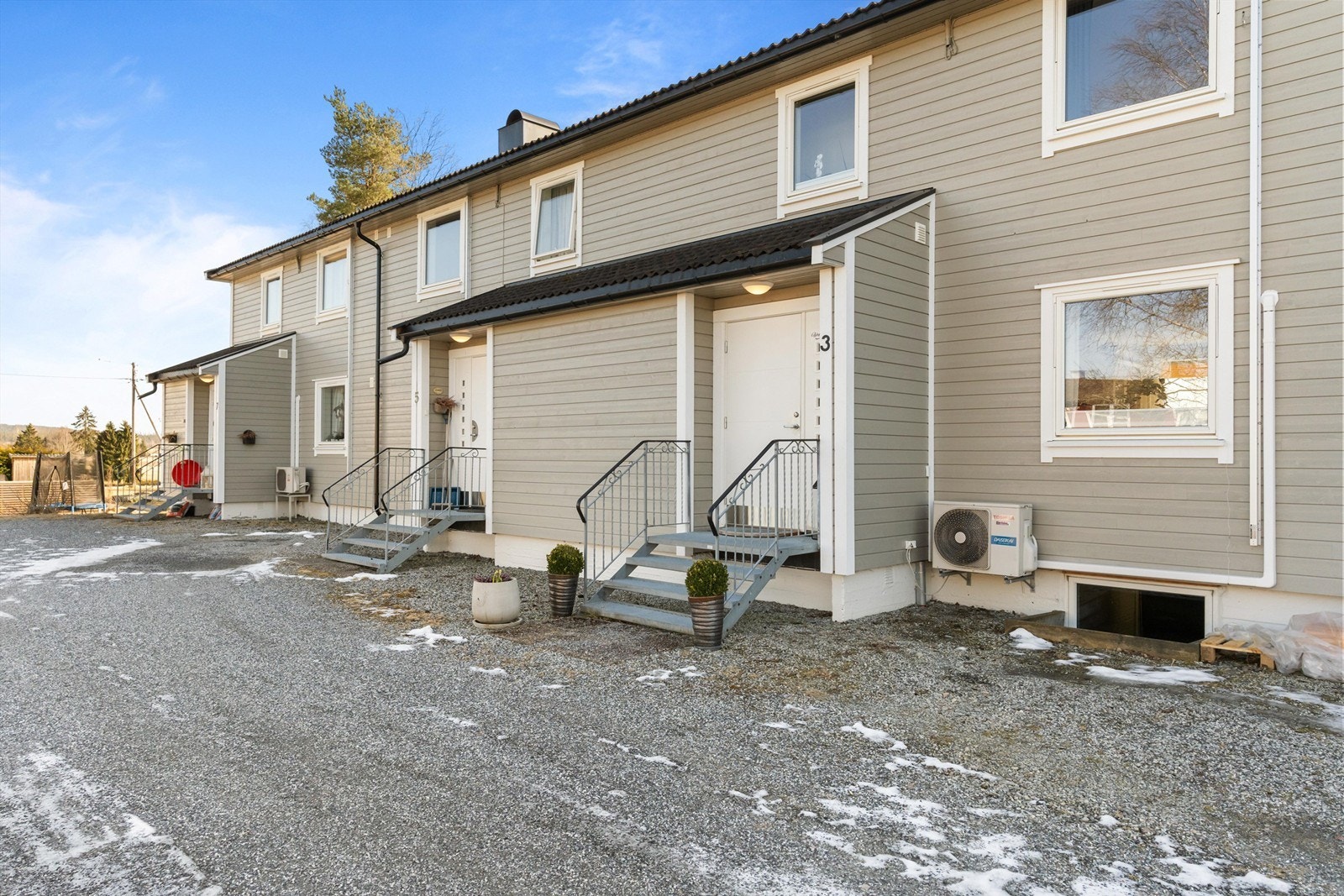Boligen har adkomst via et hyggelig inngangsparti i 1.etasje. Boligen disponerer en parkeringsplass ved inngangspartiet samt en garasjeplass. Galleribilde